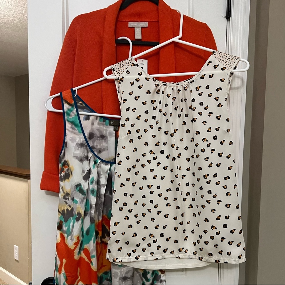 3-Pieces!! ⭐️ Banana Republic Sweater Blazer & 2 tanks